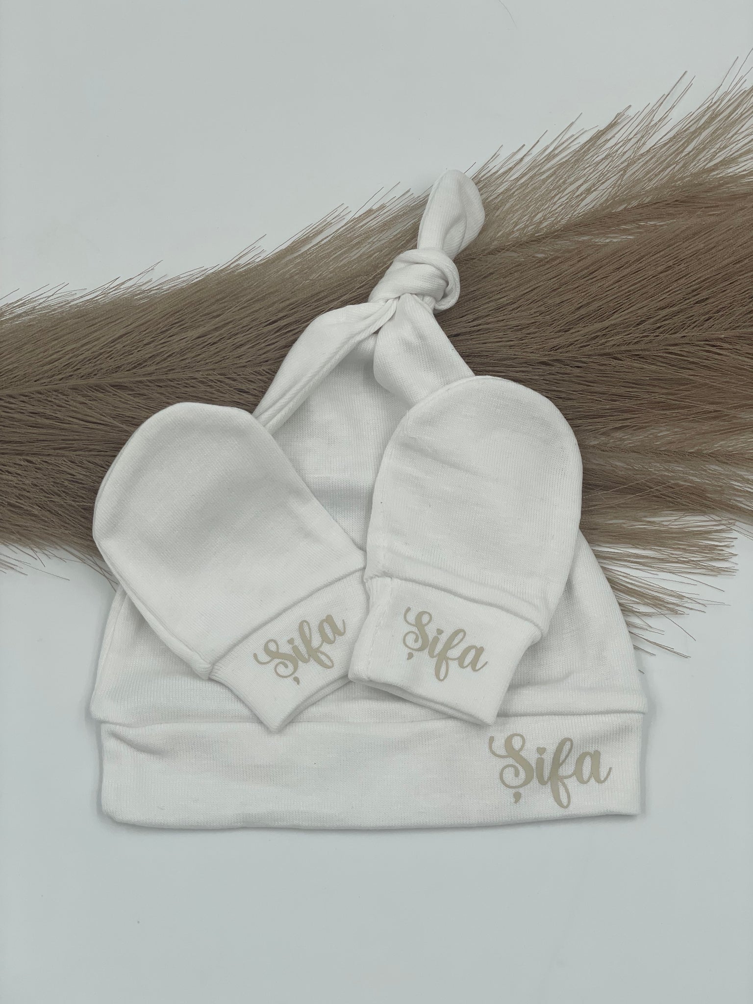 Babymütze mit Handschuhen